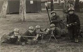 Belgische soldaten met chauchatmitrailleur